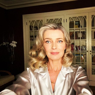 Seksi Tak Kenal Kedaluwarsa, Model 56 Tahun Percaya Diri Pakai Lingerie