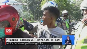 VIDEO: Pria Nekat Larikan Motornya yang Ditilang