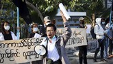 FOTO: Protes Anti-Kudeta Myanmar Digelar di Mandalay Sekelompok penduduk Myanmar menggelar unjuk rasa di depan Universitas Kedokteran Mandalay menentang kudeta.