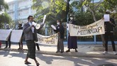 FOTO: Protes Anti-Kudeta Myanmar Digelar di Mandalay Sekelompok penduduk Myanmar menggelar unjuk rasa di depan Universitas Kedokteran Mandalay menentang kudeta.