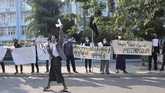 FOTO: Protes Anti-Kudeta Myanmar Digelar di Mandalay Sekelompok penduduk Myanmar menggelar unjuk rasa di depan Universitas Kedokteran Mandalay menentang kudeta.
