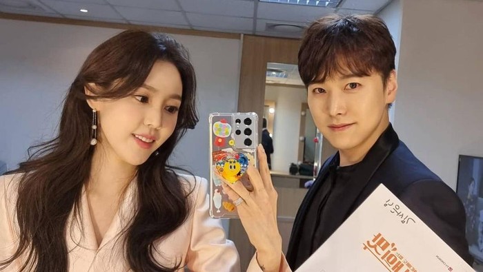 Sungmin Super Junior Cerita Tentang Kontroversi Ciuman Bareng Istrinya