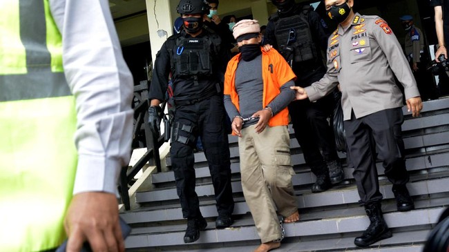 Polri menyebut kelompok NII Sumbar bertekad menggulingkan pemerintah bermodal golok, namun dianggap aneh oleh Fadli Zon.