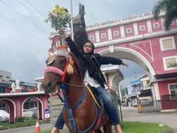 Viral Mahasiswi Ini Diarak Naik Kuda Usai Sidang Skripsi, Bikin Ngakak
