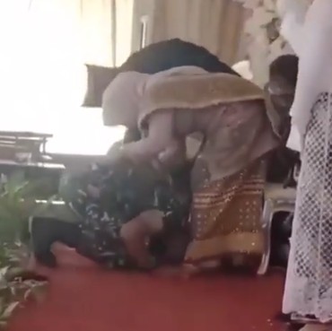 TNI Hadiri Nikahan Mantan Kekasih, Nangis Sampai Cium Kaki Ibu Mempelai