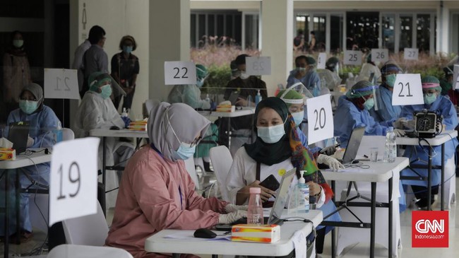 Sejumlah tenaga kesehatan di Rumah Sakit Umum Teungku Peukan, Kabupaten Aceh Barat Daya mengalami mual, muntah hingga pingsan usai vaksinasi Covid-19.