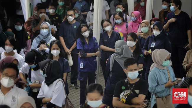 Pemilik Apotek Bumi mengklaim dia, juga rekan bisnis untuk usaha farmasi tersebut, Helena Lim berhak divaksin Covid sebagai nakes karena merupakan frontliner.