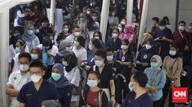 FOTO: Kejar Target Vaksinasi, Ribuan Nakes Divaksin Massal