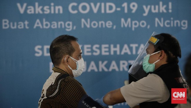 Survei Indikator Politik Indonesia menyatakan vaksinasi yang dilakukan terhadap Jokowi beberapa waktu lalu baru meyakinkan 2 persen warga.