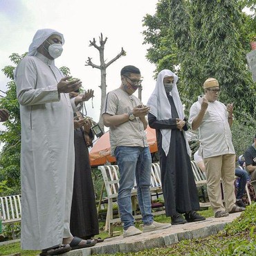 Cerita Unik Arie Untung Saat Ziarah ke Makam Syekh Ali Jaber