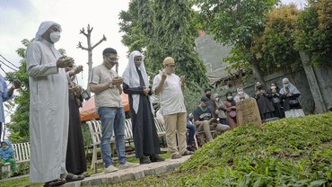 Cerita Unik Arie Untung Saat Ziarah ke Makam Syekh Ali Jaber