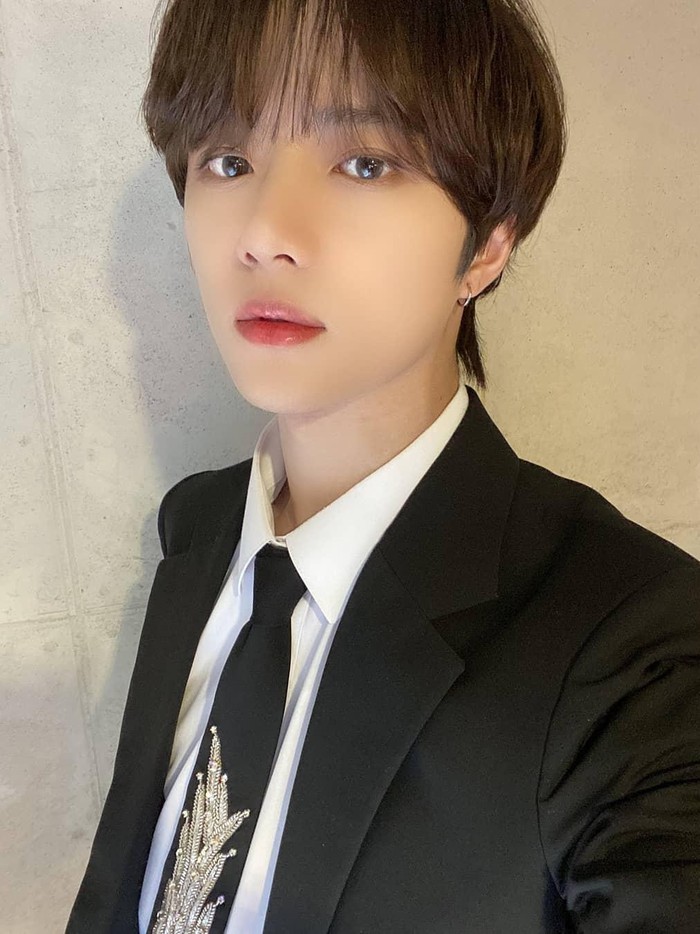 Meskipun tidak terlihat dalam foto, namun Beomgyu TXT juga mempunyai lesung pipi bak kumis kucing! Bahkan whisker dimples milik member TXT yang berusia 23 tahun tersebut pun muncul ketika ia nge-wink./ Foto: instagram.com/beomgyu_official