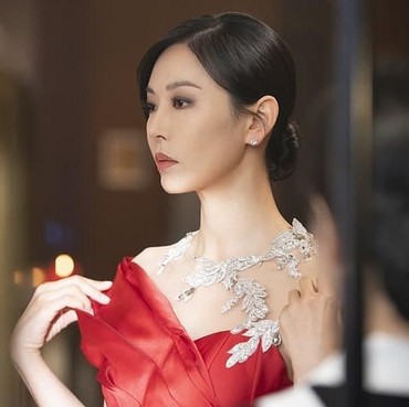 Tampil Glamor, Cheon Seo Jin Bakal Lebih Kejam di The Penthouse 2?