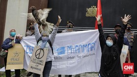 FOTO: Aksi Solidaritas Kecam Kudeta Myanmar di Jakarta
