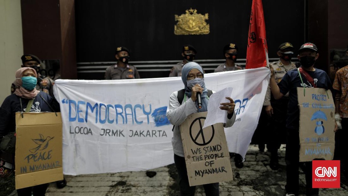 FOTO: Aksi Solidaritas Kecam Kudeta Myanmar di Jakarta