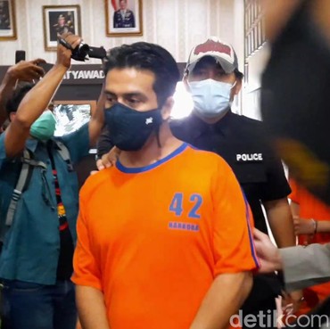 Telah Ditetapkan Sebagai Tersangka, Gathan Saleh Tersenyum ke Arah Kamera