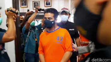 img-title Telah Ditetapkan Sebagai Tersangka, Gathan Saleh Tersenyum ke Arah Kamera