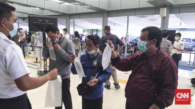Menteri Perhubungan Budi Karya Sumadi mengumumkan penumpang maskapai bisa menggunakan layanan GeNose di Bandara mulai 1 April 2021.