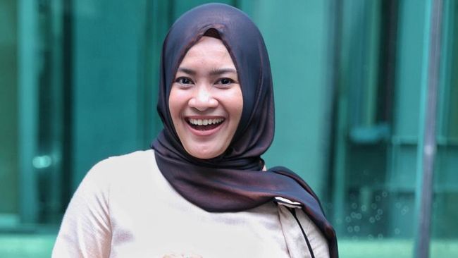 Pedangdut Ikke Nurjanah mengabarkan telah resmi menikah dengan pria pilihannya, Karlie Fu, Jumat (5/2).
