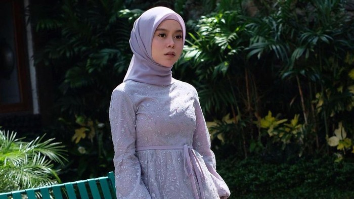 3 Inspirasi Atasan Brukat untuk Kondangan ala Lesti Kejora