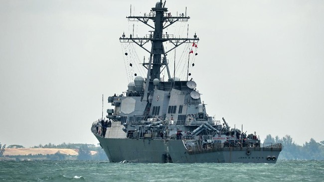 Kapal perusak Angkatan Laut Amerika Serikat berlabuh di Laut Merah Sudan, Senin (1/3) sehari setelah kapal fregat Rusia memasuki wilayah itu.