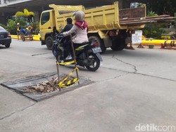 Di Kalimalang Dekat Tol Becakayu, Tutup Gorong-gorong Rusak-Jalan Berlubang