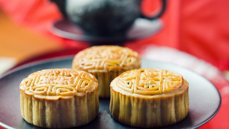 kue bulan Mooncakes are traditional Chinese pastries generally eaten during the Mid- Autumn Festival, the second most important festival in China.