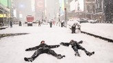 NYALANG: Tawa, Duka dan Warna-warni Dunia Bermain salju di New York dan persiapan Imlek di Shanghai jadi foto terbaik pilihan CNNIndonesia.com pekan ini dalam Nyalang.