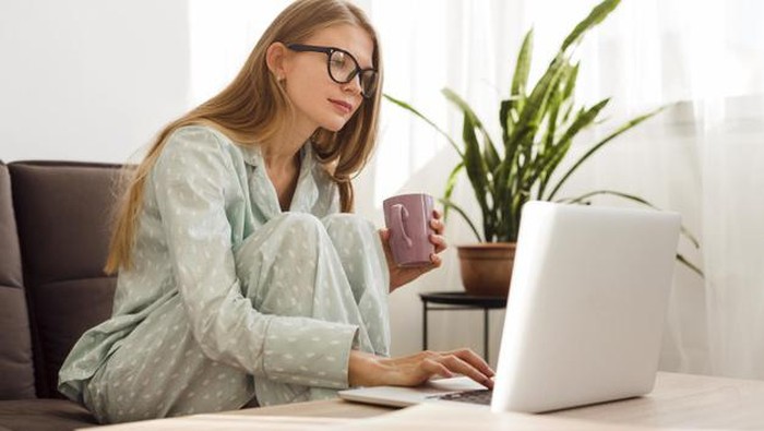 Pakai Piyama Saat WFH Bisa Ganggu Kesehatan Mental?