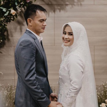 Nikahi Berondong, Ini Profil Suami Baru Ikke Nurjanah