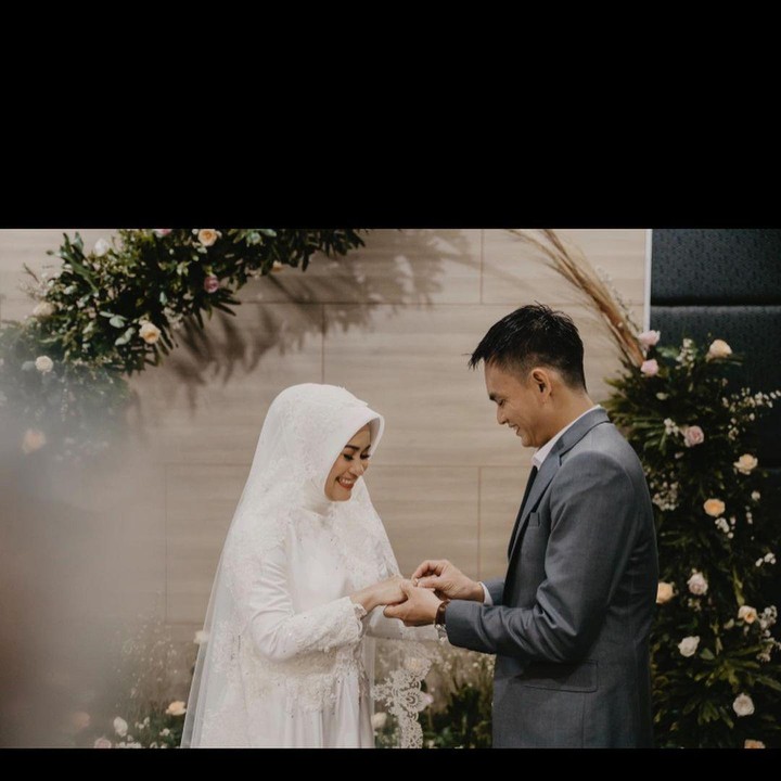<p>Seperti diketahui, Ikke Nurjanah sebelumnya menikah dengan Aldi Bragi. Namun, pernikahannya kandas di tengah jalan. Mereka bercerai 2007.  Ia kemudian bertemu Karlie Fu, Bunda. Karlie Fu sendiri juga bekerja di bidang musik. Beberapa kali ia terlihat berfoto bersama Glenn Fredly dan beberapa musisi Tanah Air lainnya.  (Foto: Instagram @karliefu_)</p>