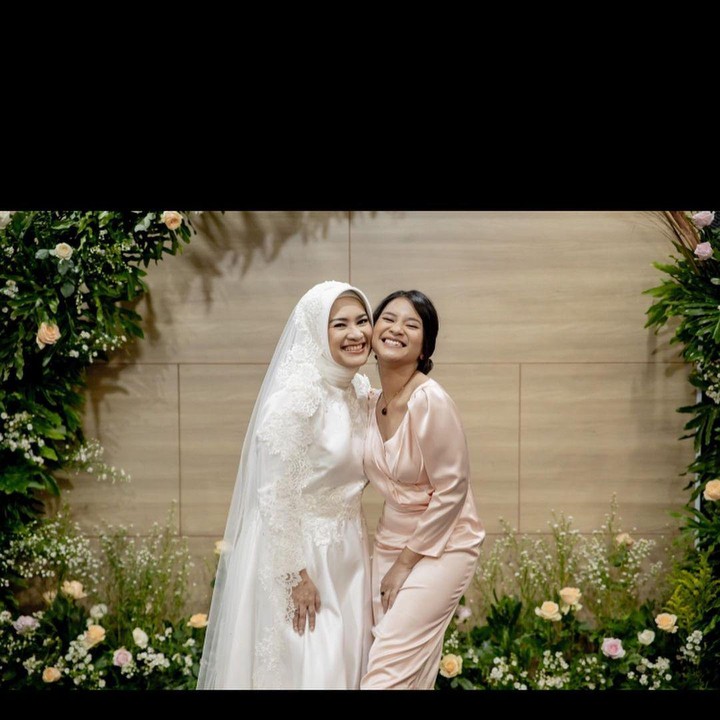 <p>Anak Ikke Nurjanah, Siti Adira Kania turut hadir di sana mengantarkan sang ibunda untuk menikah lagi. (Foto: Instagram @karliefu_)</p>