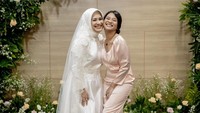 <p>Anak Ikke Nurjanah, Siti Adira Kania turut hadir di sana mengantarkan sang ibunda untuk menikah lagi. (Foto: Instagram @karliefu_)</p>
