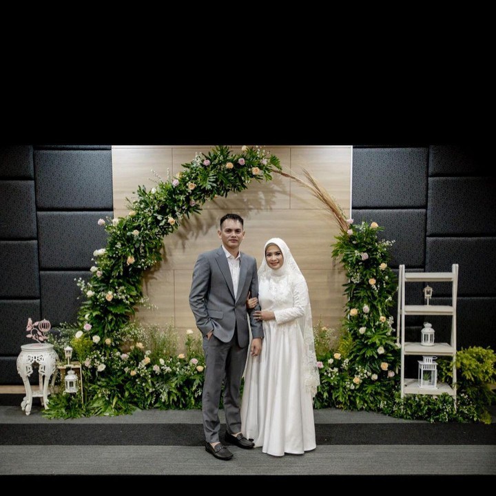 <p>Dari foto yang dibagikan, Ikke dan Karlie sepertinya hanya melakukan akad nikah di sebuah gedung. (Foto: Instagram @karliefu_)</p>