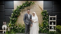 <p>Dari foto yang dibagikan, Ikke dan Karlie sepertinya hanya melakukan akad nikah di sebuah gedung. (Foto: Instagram @karliefu_)</p>