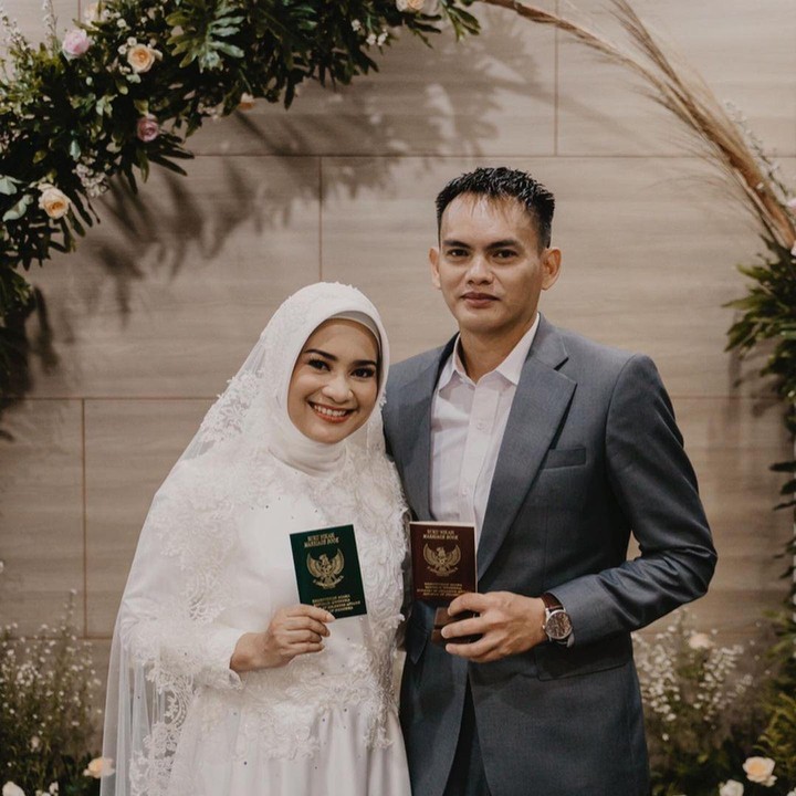 <p>Setelah 14 tahun berstatus janda, Ikke Nurjanah mantap menikah lagi. Kita doakan semoga pernikahan kali ini selalu harmonis ya, Bunda. (Foto: Instagram @karliefu_)</p>