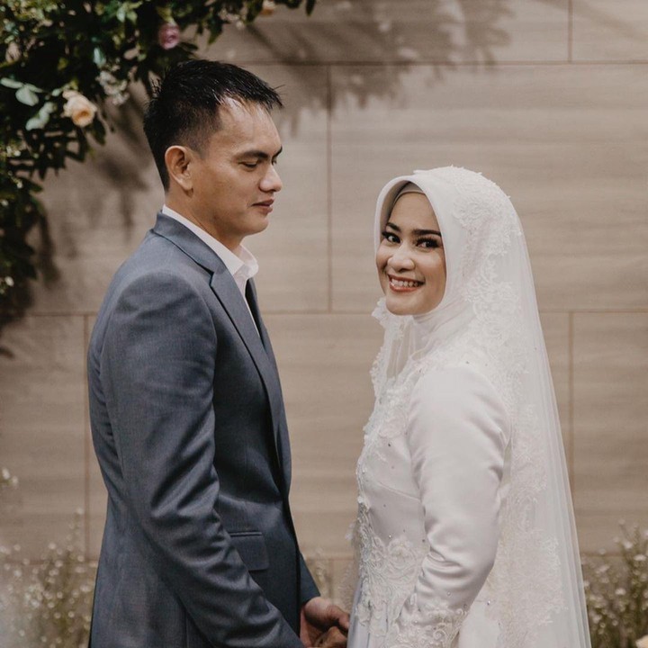 <p>Foto-foto pernikahannya dibagikan oleh suami Ikke Nurjanah, Karlie Fu. Suasana pernikahannya berlangsung hangat dan romantis. (Foto: Instagram @karliefu_)</p>