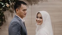 <p>Foto-foto pernikahannya dibagikan oleh suami Ikke Nurjanah, Karlie Fu. Suasana pernikahannya berlangsung hangat dan romantis. (Foto: Instagram @karliefu_)</p>