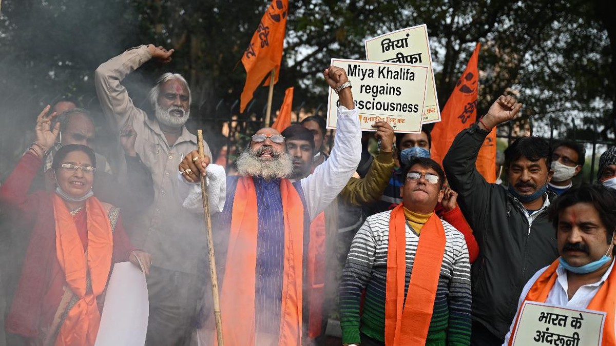 FOTO: Petani India Demo Bakar Foto Rihanna dan Greta Thunberg