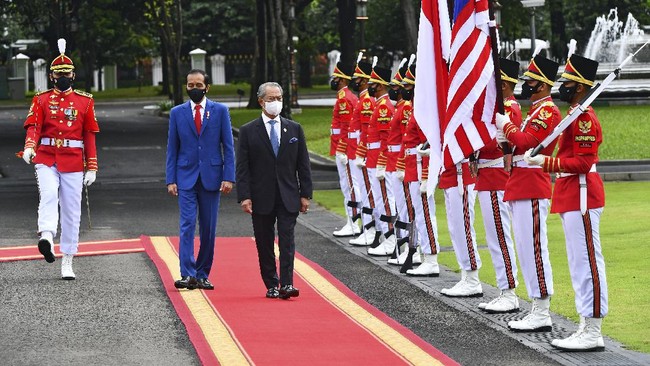 PM Muhyiddin Yassin dalam pertemuan dengan Presiden Joko Widodo meminta TKI ilegal yang ada di Malaysia untuk dipulangkan ke Indonesia.