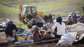 FOTO : Ratapan Warga Desa Badui Palestina yang Digusur Israel