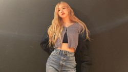 4 Gaya Kasual ala Rose BLACKPINK, Simpel dan Elegan