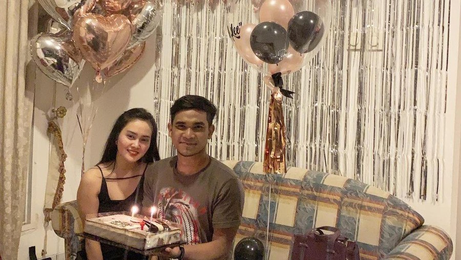 Seksinya Intan Ratna Juwita Saat Menikmati Jus Segar di Pinggir Kolam