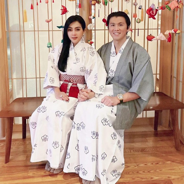 <p>Terlihat kompak, Syahrini dan Reino mengenakan khas Jepang, Yukata. (Foto: @princessyahrini)</p>