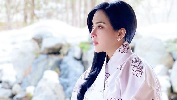 syahrini mengenakan baju rumah khas Jepang, Yukata