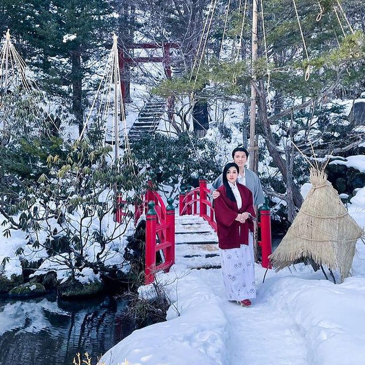 <p>Mencoba pengalaman baru, Syahrini dan Reino mengenakan Yukata saat cuaca bersalju, nih. Wah, beda dari yang lain ya, Bun. (Foto: instagram: @princessyahrini)</p>