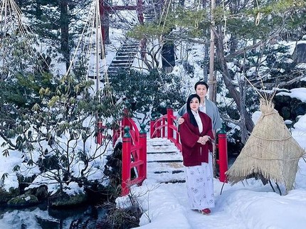 7 Potret Liburan Syahrini & Reino Barack di Jepang, Pakai Yukata saat Salju