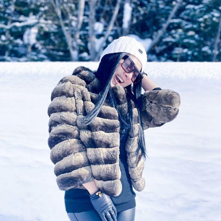 <p>Tak hanya Yukata, Syahrini juga asyik bermain salju dengan jaket tebal berwarna cokelat, lho. (Foto: instagram: @princessyahrini)</p>