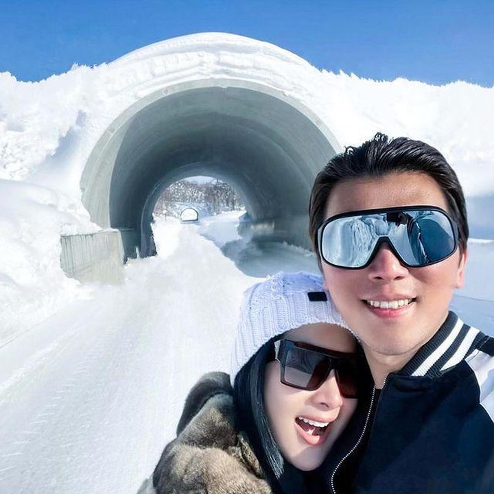 <p>Tak ketinggalan, Syahrini juga turut berpose romantis di pelukan sang suami, Reino Barack. (Foto: instagram: @princessyahrini)</p>