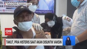 VIDEO: Takut, Pria Histeris saat Akan Disuntik Vaksin